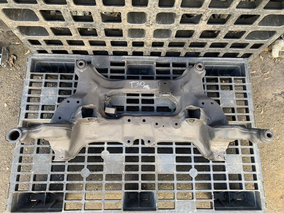 Балка подвески передняя (подрамник) Nissan X-Trail T30, 2002 г., арт. 110190537
