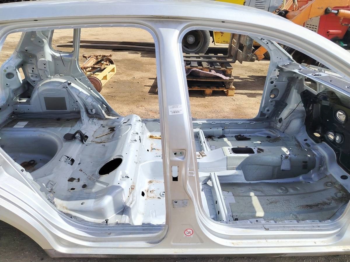 Стойка кузовная центральная правая к Volkswagen Polo 4 поколение (2001-2005), 2001 г.