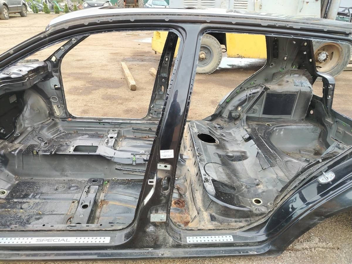Стойка кузовная центральная левая к Volkswagen Golf 4 поколение (1997-2004), 2001 г.