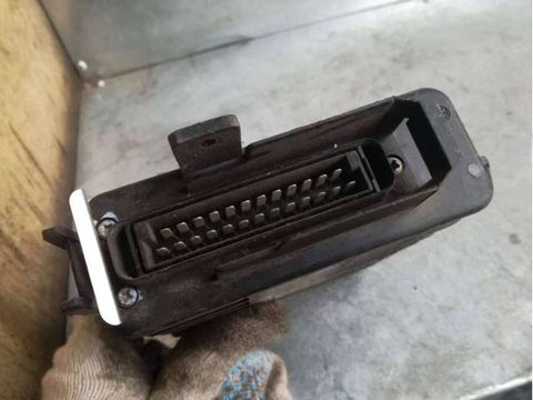 Блок управления двигателем Audi 80, 1991 г., арт. 5735