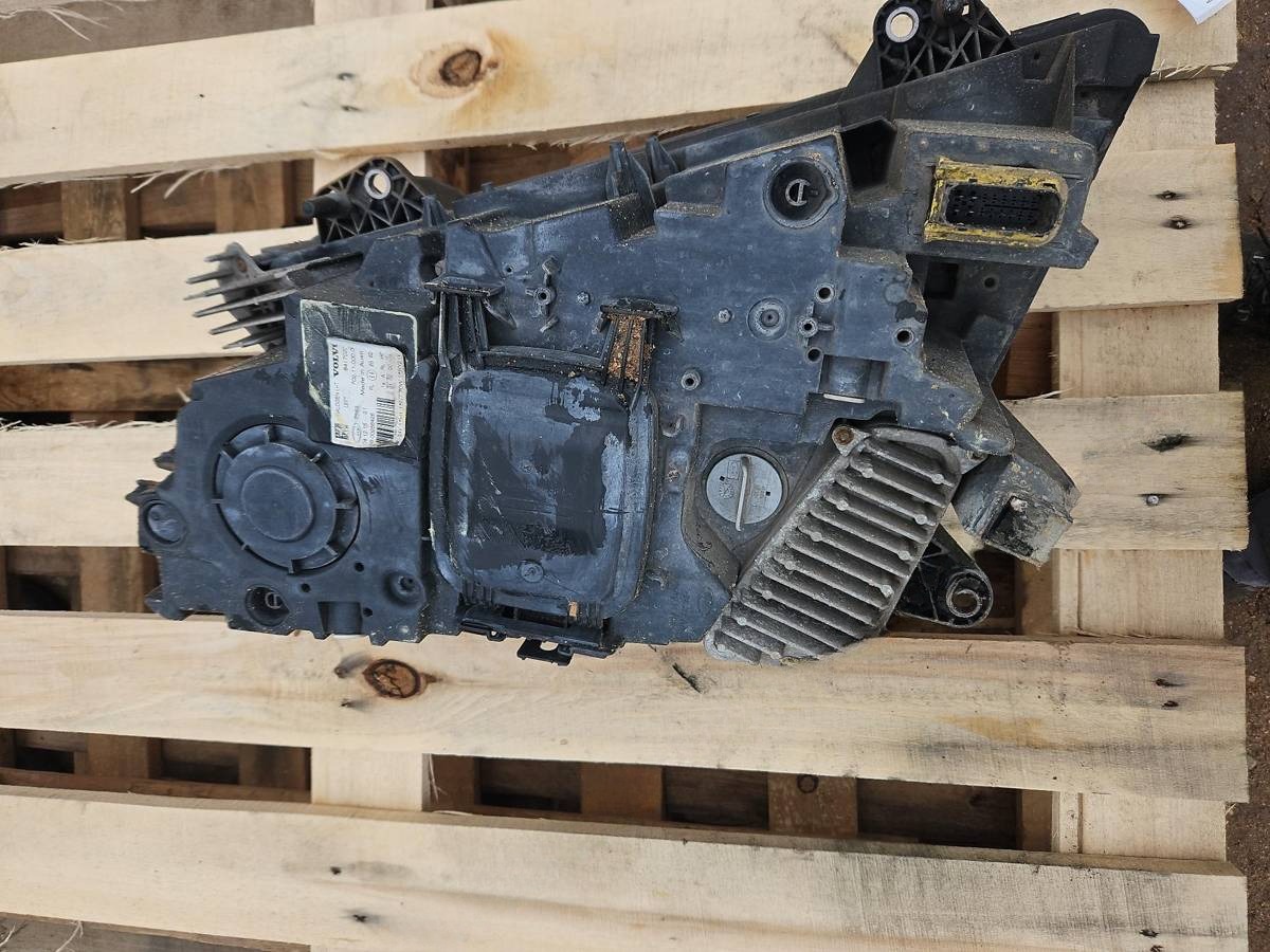 Фара левая Volvo FH, 2014 г., OEM 82137660, арт. 2840165123829, фото 2