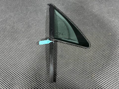 Форточка передняя правая Porsche Macan, 2022 г., OEM 95B845114, арт. 01637089