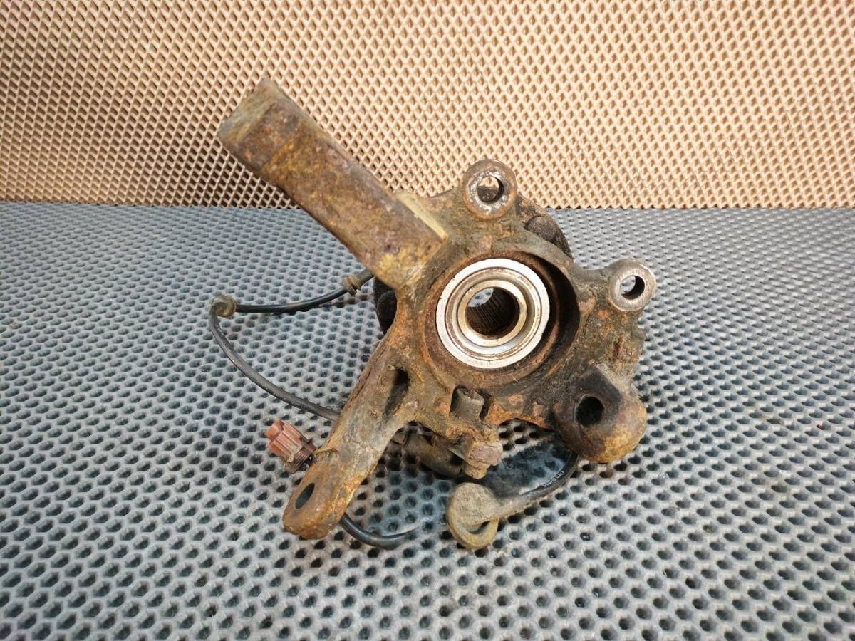 Поворотный кулак левый Nissan Almera Tino, 2001 г., арт. 115356557
