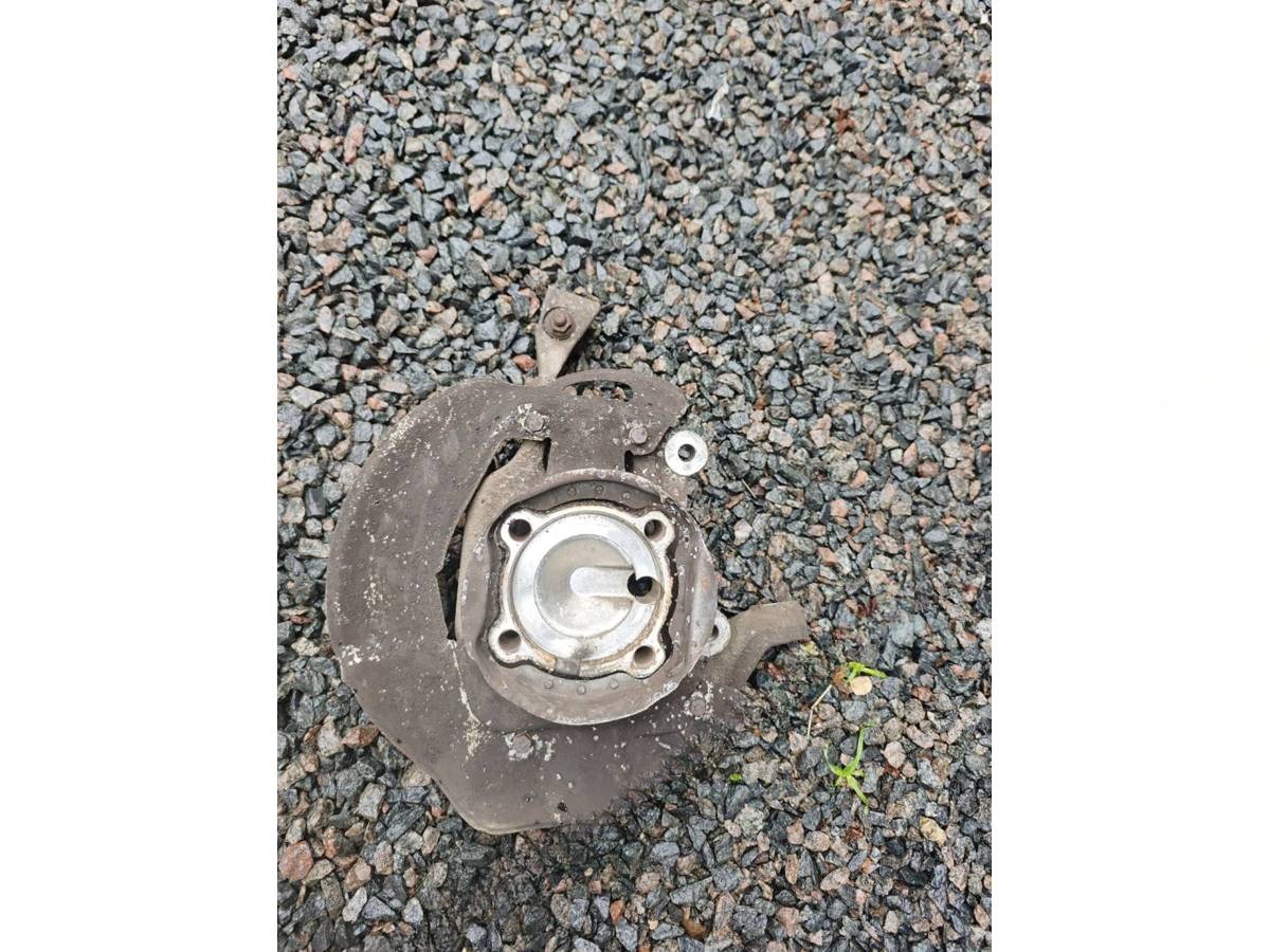 Поворотный кулак левый BMW E39, 2002 г., арт. 59067554