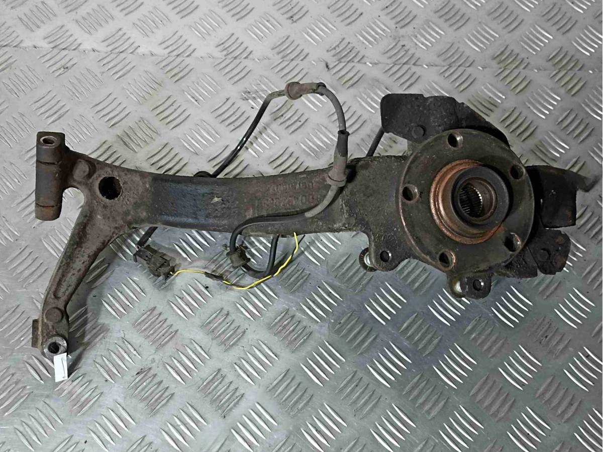 Поворотный кулак правый Ford Focus A4, 1998 г., OEM 8d0407258T, арт. 013609
