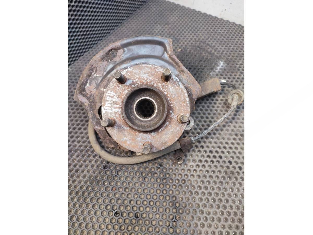 Поворотный кулак правый Nissan Almera Tino, 2001 г., арт. 110745476