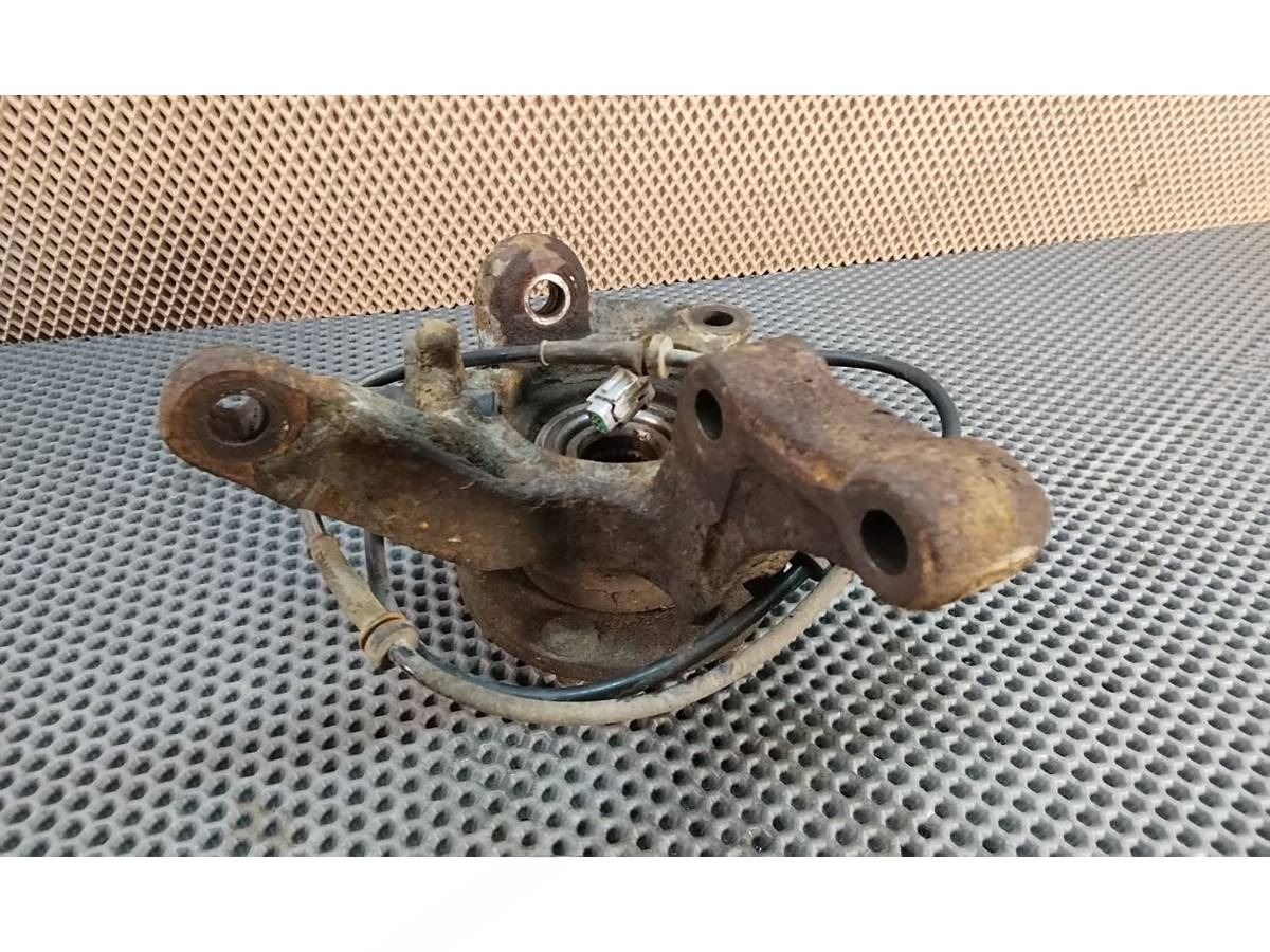 Поворотный кулак правый Nissan Almera Tino, 2001 г., арт. 115356751