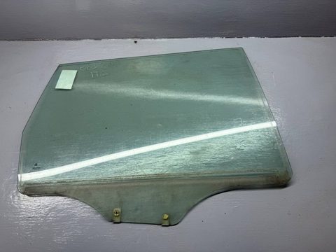 Стекло двери задней правой Mitsubishi Space Star, 1999 г., OEM MR135732, арт. B102558131