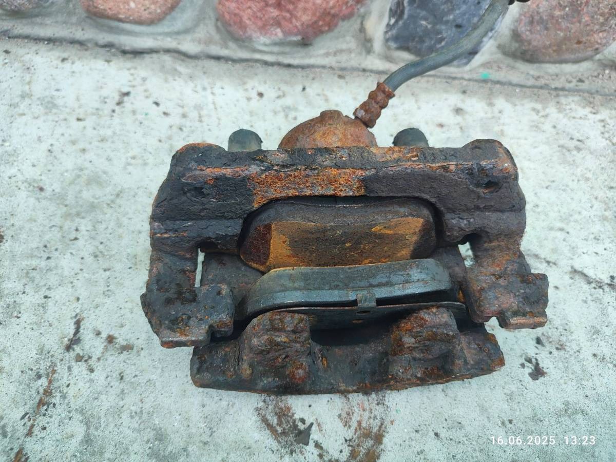Суппорт передний правый Renault Duster, 2014 г., OEM 465013096R, арт. 015S312130