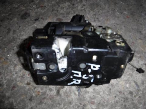Замок двери передней правой Volkswagen Passat, 2002 г., арт. 0020379