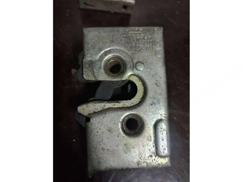 Замок двери передней правой Audi 100 C3, 1985 г., OEM 443837016C, арт. 003775
