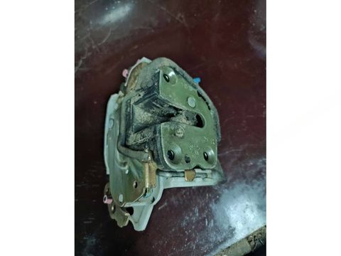 Замок двери передней правой Nissan Primera, 1991 г., арт. 004122