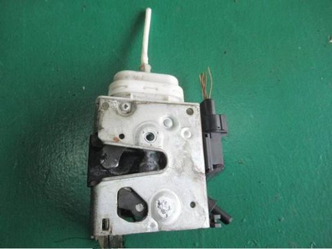 Замок двери передней правой Audi A4, 1997 г., OEM 8d1837016f, арт. 0051565