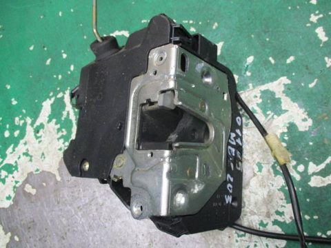 Замок двери передней правой Mercedes C W203, 2003 г., OEM 2037200435, арт. 0102055