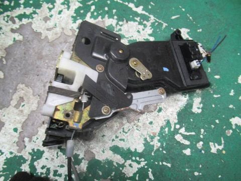 Замок двери передней правой Mazda 6, 2003 г., арт. 0104756