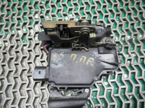 Замок двери передней правой Volkswagen Passat, 1998 г., арт. 0106148