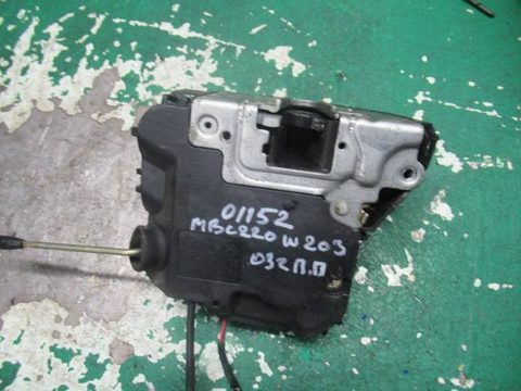 Замок двери передней правой Mercedes C W203, 2001 г., OEM 2037200435, арт. 0115395