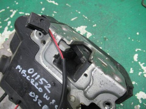 Замок двери передней правой Mercedes C W203, 2001 г., OEM 2037200435, арт. 0115395, фото 2