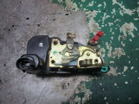 Замок двери передней правой Chrysler Voyager, 1996 г., арт. 0129151