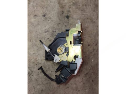 Замок двери передней правой Ford Mondeo, 2005 г., OEM 2S4AA21812EA, арт. GD-92839560