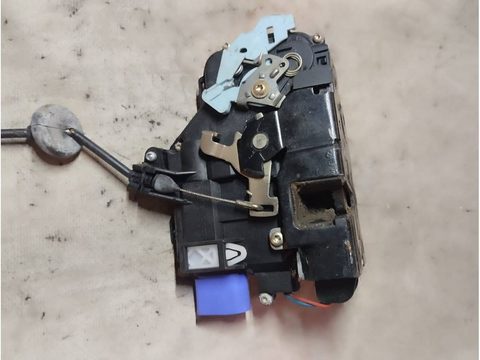 Замок двери передней правой Volkswagen Caddy, 2007 г., арт. GDA--63848501