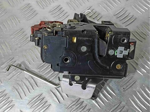 Замок двери задней левой Audi A4, 2003 г., OEM 8e0839015c, арт. 014531