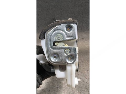Замок двери задней левой Mazda 3, 2009 г., арт. 23191