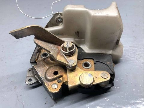 Замок двери задней левой Mercedes E W124, 1987 г., OEM A1247300535, арт. B71068723