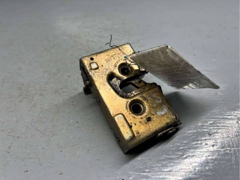 Замок двери задней левой Volkswagen Passat B3, 1994 г., OEM 357839015D, арт. B74747512