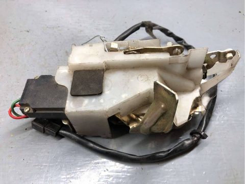 Замок двери задней левой Mazda 323 BA, 1996 г., OEM B01A73310M, арт. B75379913
