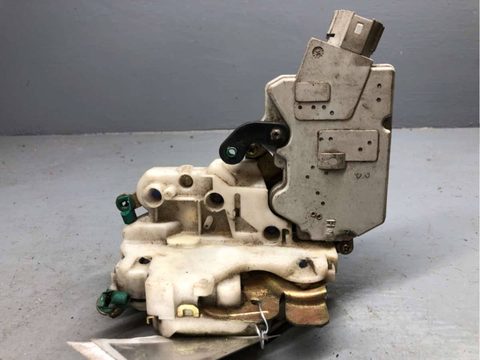 Замок двери задней правой Nissan Primera, 1998 г., OEM 825029F511, арт. B75361159