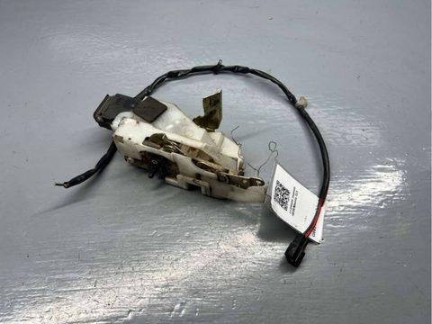 Замок двери задней правой Mazda 323 BA, 1996 г., OEM B01A72310M, арт. B75379927