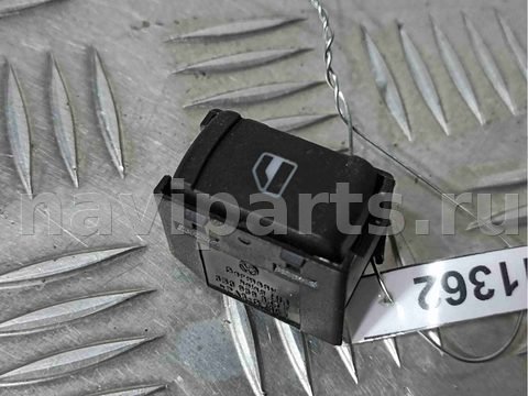 Кнопка стеклоподъёмника задняя правая Volkswagen Golf, 2004 г., арт. 011362
