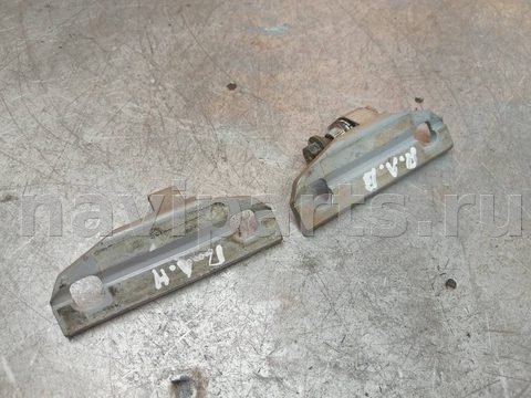 Петля двери передней левой Volvo XC70, 2007 г., арт. 100255