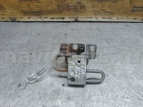Петля двери передней левой Volkswagen Jetta, 2005 г., OEM 1K0831411q, арт. 170724