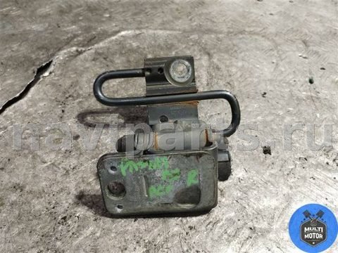 Петля двери передней правой Volkswagen Passat, 2012 г., арт. 00123683