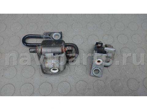 Петля двери передней правой Audi A6 C6, 2006 г., OEM 4F0823302, арт. 8AD15FB01