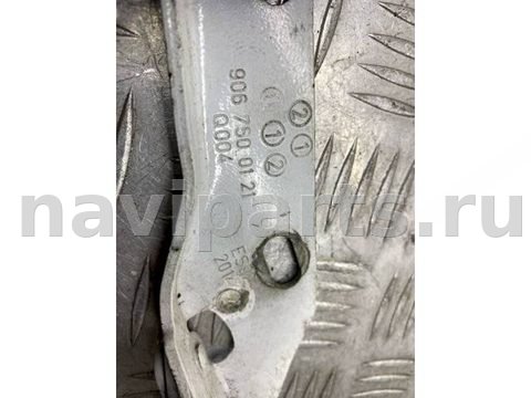 Петля капота Mercedes Sprinter, 2013 г., OEM 9067500121, арт. 1075372, фото 3