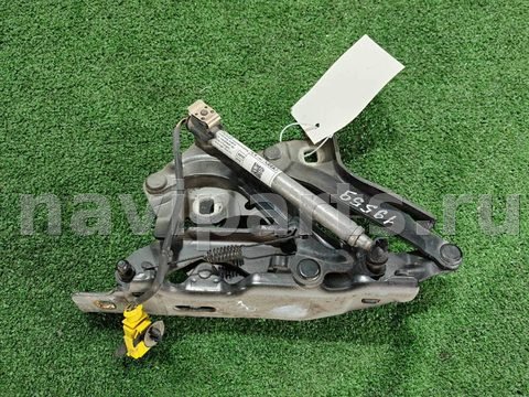 Петля капота левая Audi A4, 2017 г., OEM 8W0823302E, арт. D19559