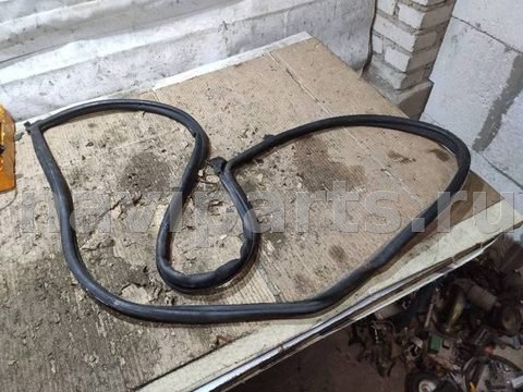 Уплотнитель капота Volkswagen Touareg, 2006 г., OEM 7l6823707b, арт. 90882124